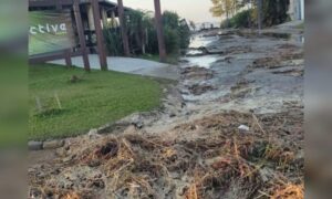 Ressaca no mar e ventania causam transtornos no Balneário Esplanada