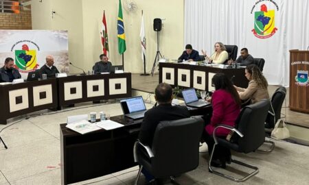 Câmara de Morro da Fumaça aprova por unanimidade aumento salarial de 20% para professores ACTs