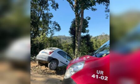 Veículo de Morro da Fumaça colide em árvore em Treze de Maio
