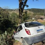 Veículo de Morro da Fumaça colide em árvore em Treze de Maio