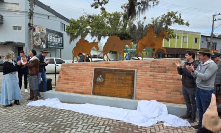 1º Chimarrão e Tradição encanta público com homenagens à cultura gaúcha e inauguração de monumento aos tropeiros