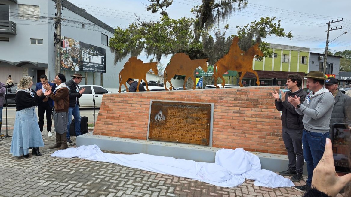 1º Chimarrão e Tradição encanta público com homenagens à cultura gaúcha e inauguração de monumento aos tropeiros