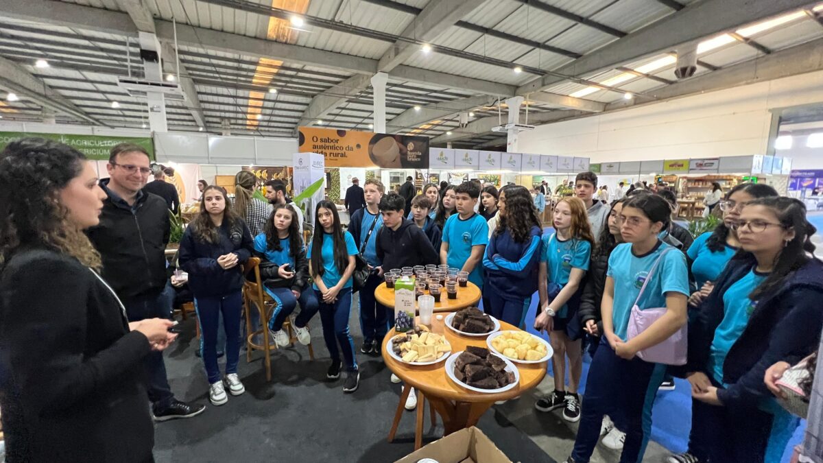Em saída de campo, alunos fumacenses do Projeto Sanitarista Júnior visitam a Feira Agroponte
