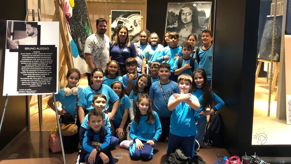 Alunos da escola Vicente Guollo exploram técnica com pregos e linhas em experiência artística