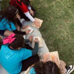 Alunos da escola Vicente Guollo exploram técnica com pregos e linhas em experiência artística
