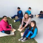 Alunos da escola Vicente Guollo exploram técnica com pregos e linhas em experiência artística
