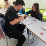 Alunos da escola Vicente Guollo exploram técnica com pregos e linhas em experiência artística
