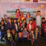 Alunos do Bairro da Juventude se divertem com espetáculo do Palhaço Biriba em Morro da Fumaça