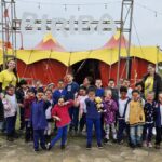 Alunos do Bairro da Juventude se divertem com espetáculo do Palhaço Biriba em Morro da Fumaça