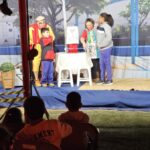 Alunos do Bairro da Juventude se divertem com espetáculo do Palhaço Biriba em Morro da Fumaça
