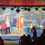 Alunos do Bairro da Juventude se divertem com espetáculo do Palhaço Biriba em Morro da Fumaça