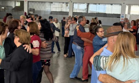Superando expectativas, público faz a festa em Baile dos Idosos de Morro Fumaça