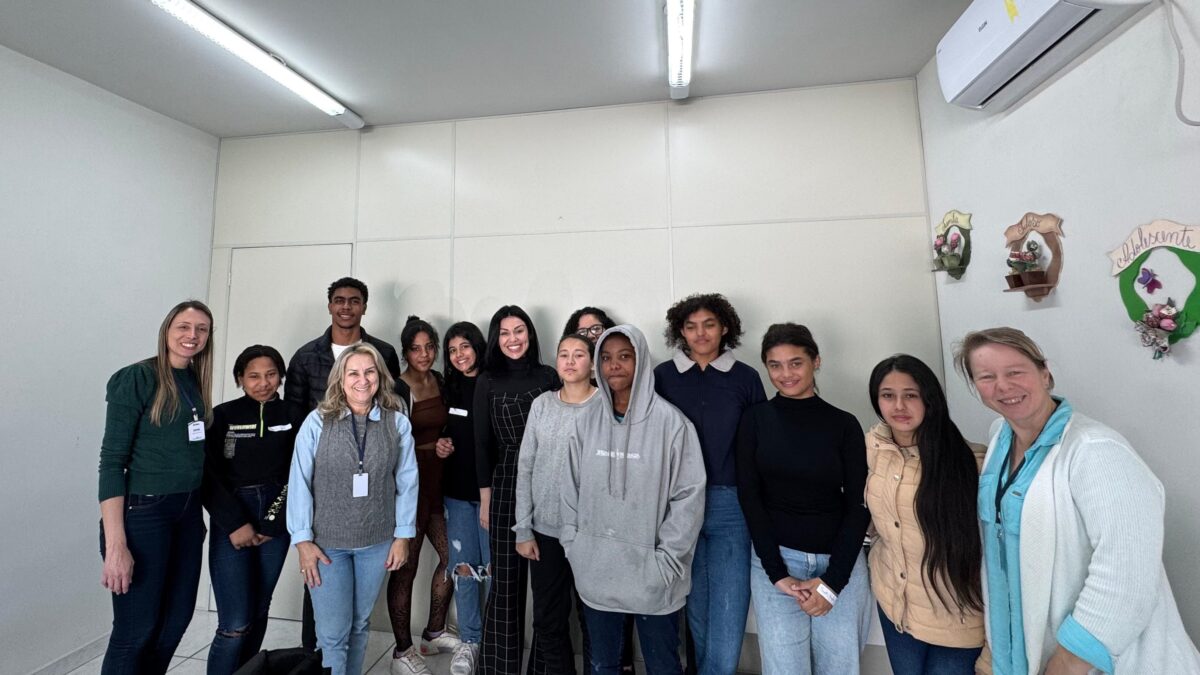 Oferecendo novas oportunidades para adolescentes, Morro da Fumaça inicia oficina de moda e empreendedorismo