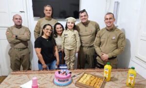Fã da Polícia Militar, Manu realiza sonho e comemora 6 anos no quartel