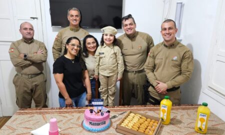 Fã da Polícia Militar, Manu realiza sonho e comemora 6 anos no quartel