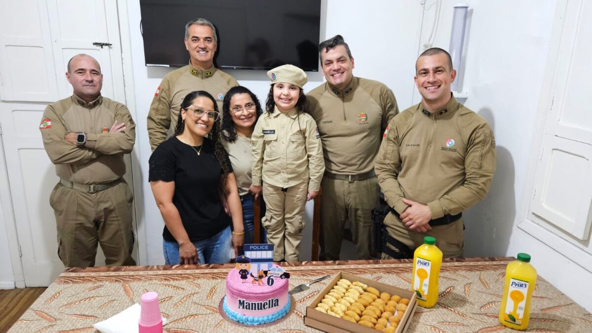 Fã da Polícia Militar, Manu realiza sonho e comemora 6 anos no quartel