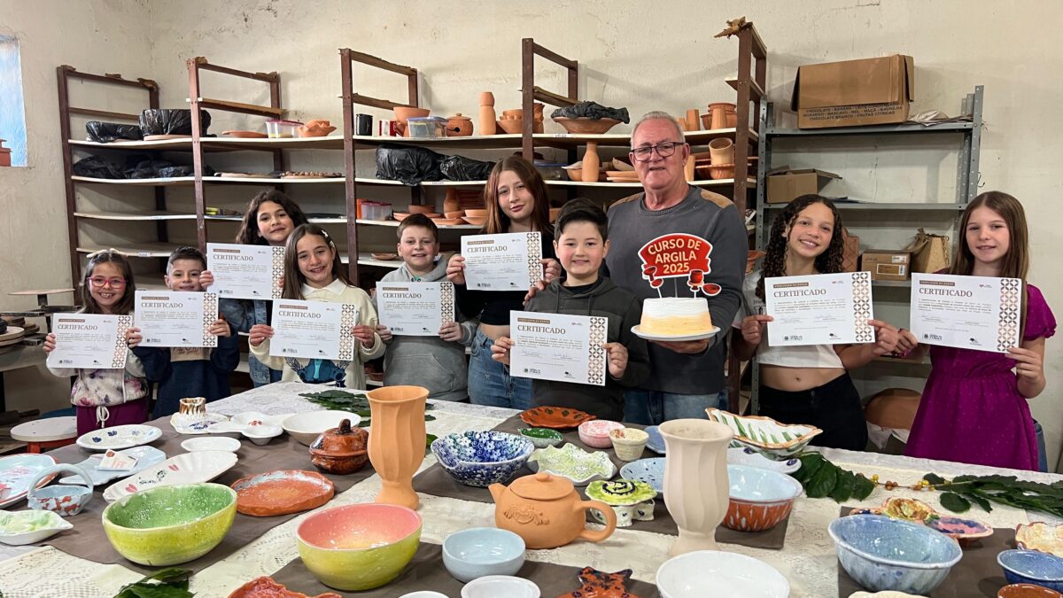 Primeira turma infantil de cerâmica artística conclui curso após retomada das aulas gratuitas