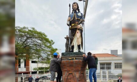 Imagem de São Roque é instalada na Praça da Igreja Matriz em Morro da Fumaça