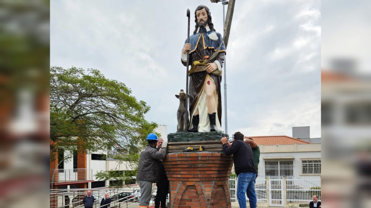 Imagem de São Roque é instalada na Praça da Igreja Matriz em Morro da Fumaça