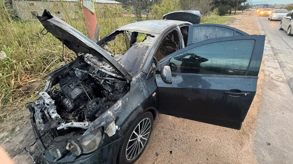 Veículo pega fogo na Rodovia Olívio Cechinel