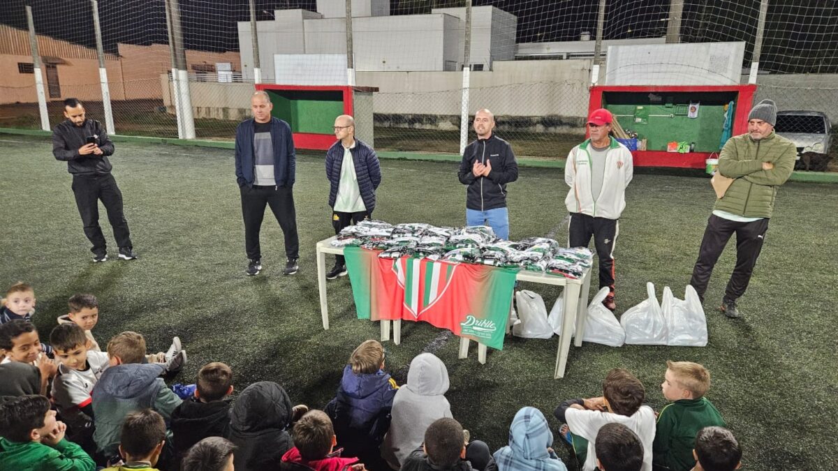 Rui Barbosa entrega novos uniformes para crianças que ingressaram nas escolinhas em 2025