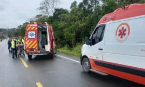 Bombeiros e Samu de Morro da Fumaça atendem mulher ferida em queda de motocicleta