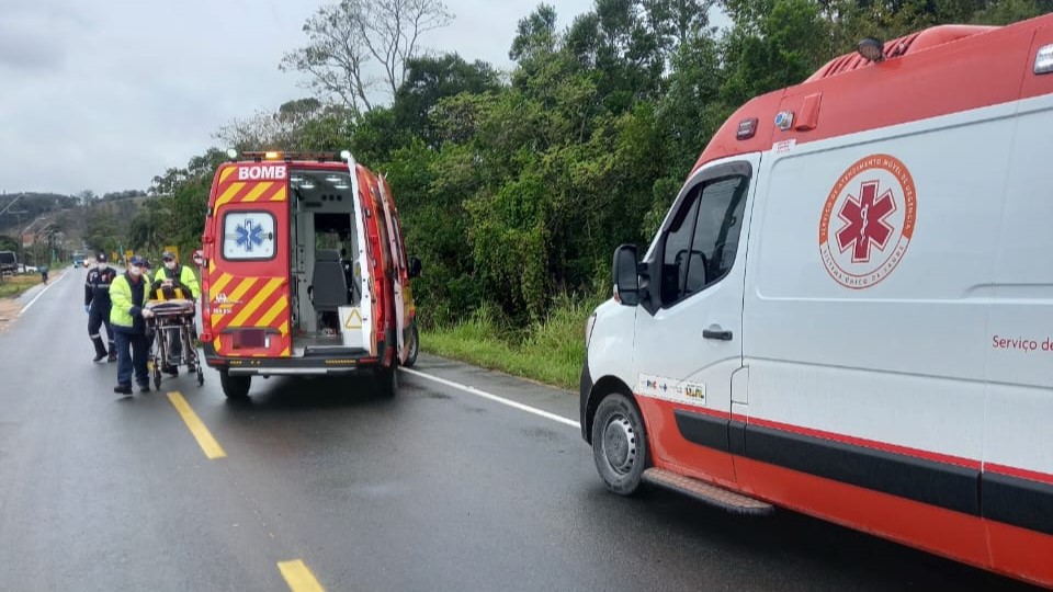 Bombeiros e Samu de Morro da Fumaça atendem mulher ferida em queda de motocicleta
