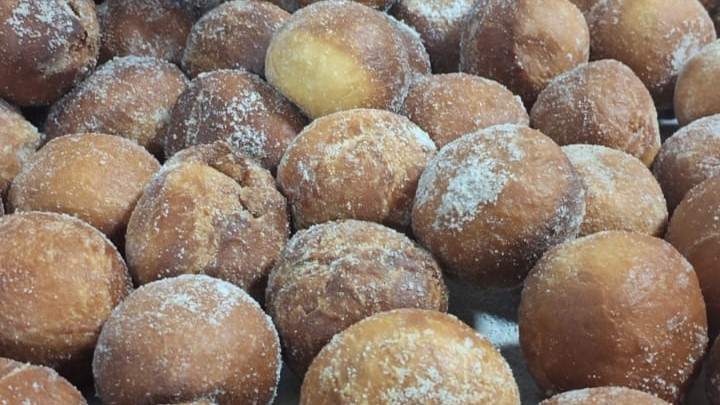 Festeiros comemoram mais de 10 mil sonhos vendidos na abertura da Festa de São Roque