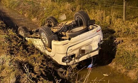 Bombeiros e Samu atendem vítimas de capotamento na SC-443 no Bairro Naspolini
