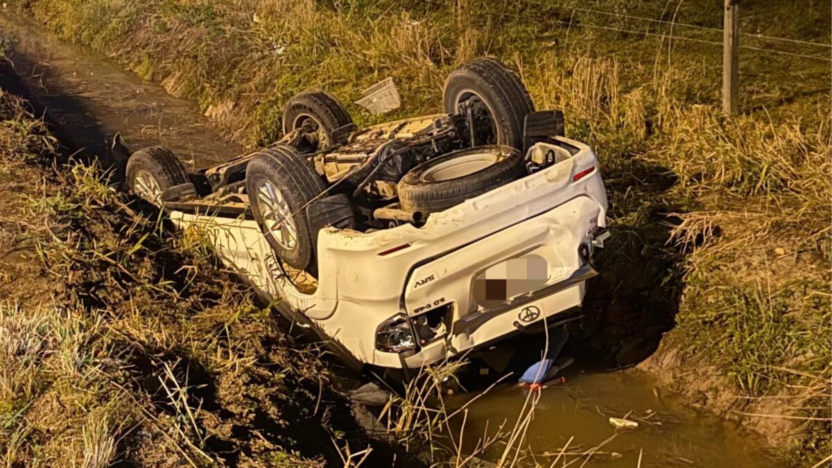Bombeiros e Samu atendem vítimas de capotamento na SC-443 no Bairro Naspolini