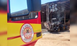 Bombeiros controlam incêndio em pá carregadeira no interior de cerâmica