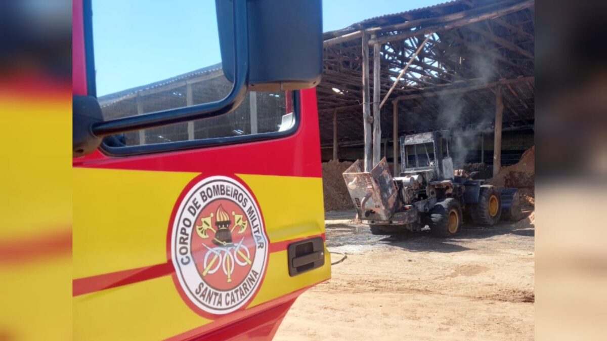 Bombeiros controlam incêndio em pá carregadeira no interior de cerâmica