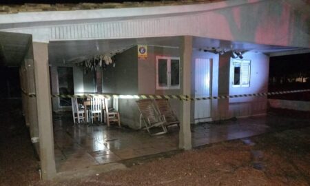 Bombeiros de Morro da Fumaça controlam incêndio em casa no Balneário Esplanada