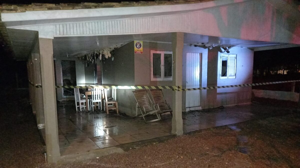 Bombeiros de Morro da Fumaça controlam incêndio em casa no Balneário Esplanada