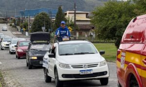 Fumacense campeão nacional de motocross é recebido com carreata em Morro da Fumaça