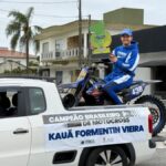 Fumacense campeão nacional de motocross é recebido com carreata em Morro da Fumaça