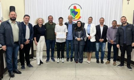 Kauã Vieira recebe Moção de Aplauso da Câmara de Morro da Fumaça por título nacional no motocross