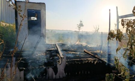 Casa abandonada é destruída por incêndio em Morro da Fumaça