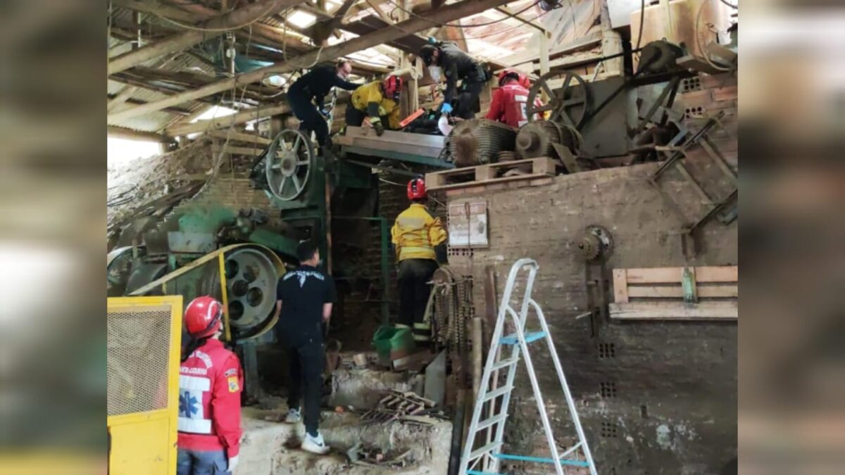 Bombeiros de Morro da Fumaça auxiliam retirada de trabalhador preso em triturador de barro