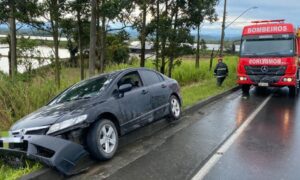 Motorista perde o controle e quase cai em ribanceira na Rodovia Olívio Cechinel