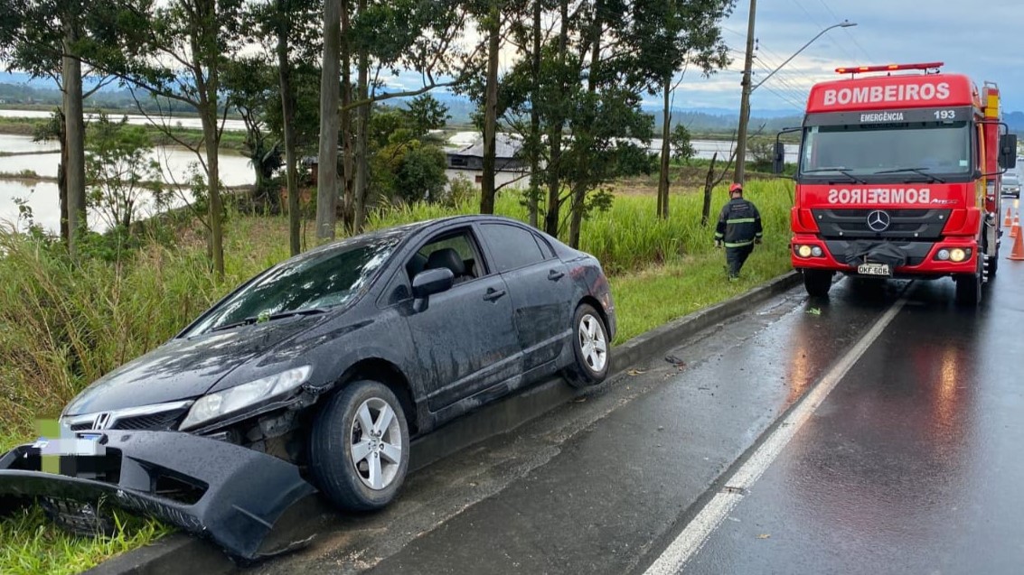 Motorista perde o controle e quase cai em ribanceira na Rodovia Olívio Cechinel