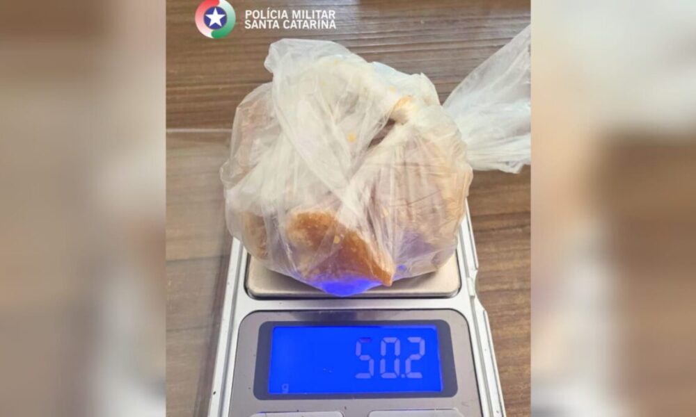 Polícia Militar prende mulher por tráfico de drogas em Morro da Fumaça