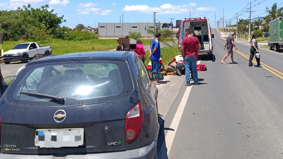 Homem fica ferido em colisão entre carro e moto em Morro da Fumaça