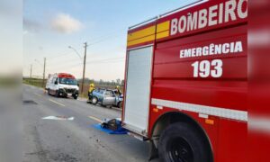 Colisão entre dois carros deixa jovem encarcerado no bairro Naspolini