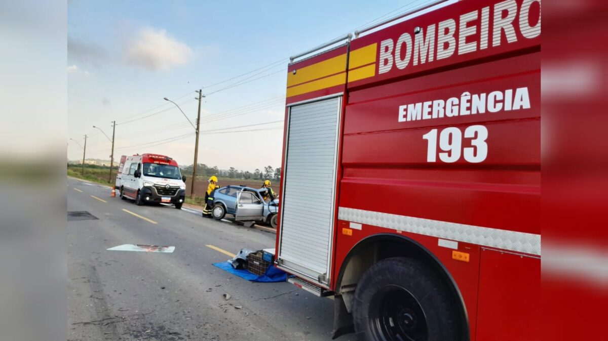 Colisão entre dois carros deixa jovem encarcerado no bairro Naspolini