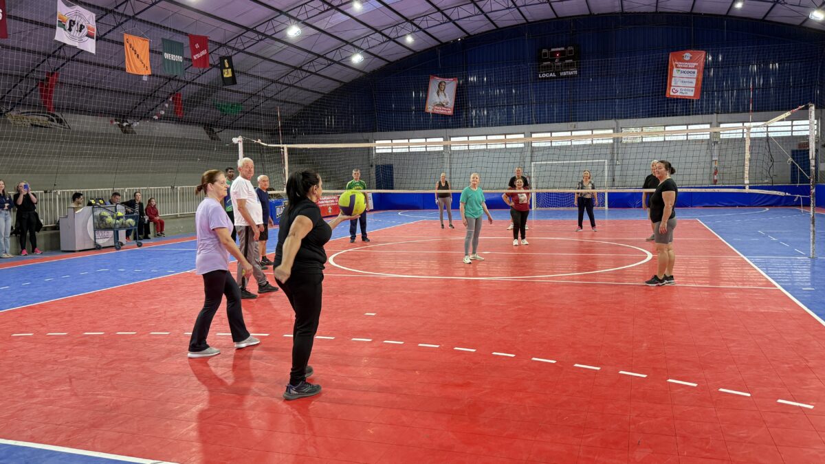 Com vôlei adaptado, Morro da Fumaça dá início a primeira edição dos Jogos da Terceira Idade 1 Com vôlei adaptado, Morro da Fumaça dá início a primeira edição dos Jogos da Terceira Idade