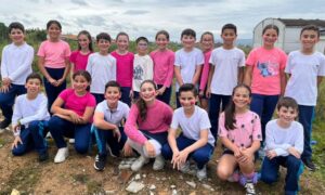 Alunos da escola Pietro Maccari promovem ações do Outubro Rosa