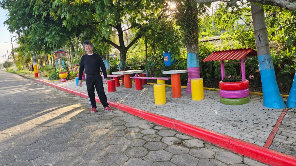 Morador transforma trecho de rua em espaço colorido e acolhedor no Centro de Morro da Fumaça