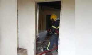 Bombeiros controlam princípio de incêndio em residência abandonada no centro