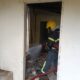 Bombeiros controlam princípio de incêndio em residência abandonada no centro